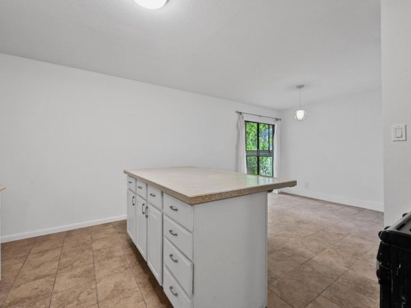2303 E Side DR 102, Austin TX 78704