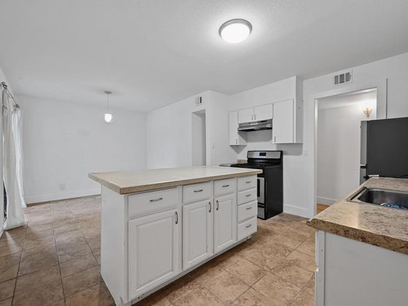 2303 E Side DR 102, Austin TX 78704