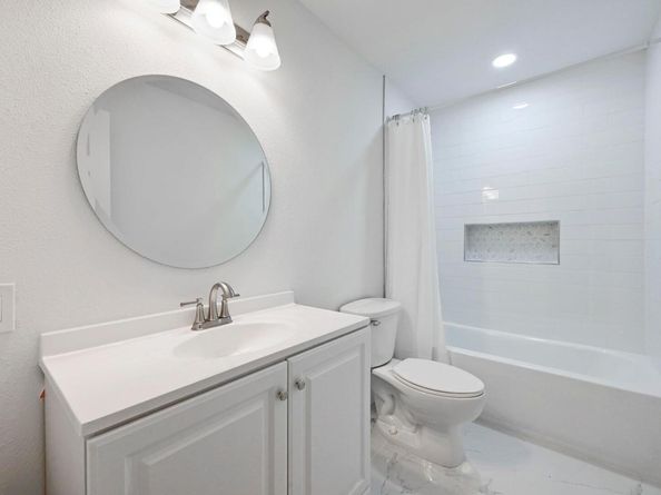 2303 E Side DR 102, Austin TX 78704