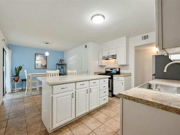 2303 E Side DR 102, Austin TX 78704