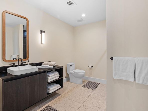 48 East Ave 2010, Austin TX 78701