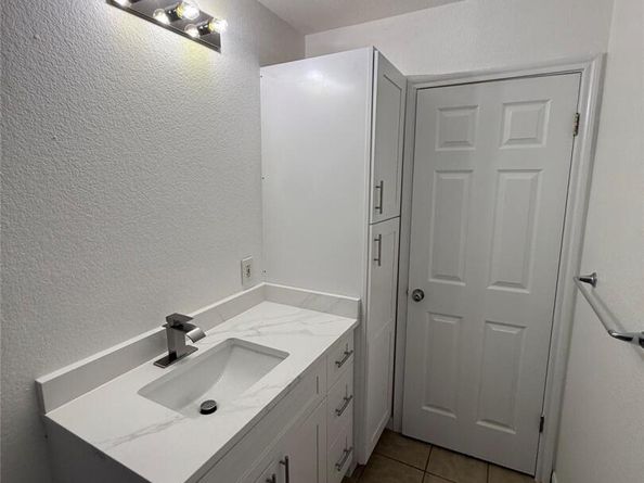 7209 Oak Meadow DR, Austin TX 78736