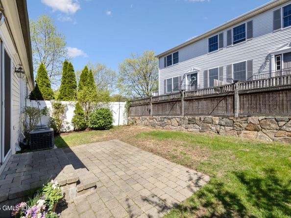 147 Holly Hill Lane 2, Greenwich CT 06830
