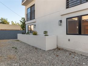 1726 Menlo Avenue, Los Angeles CA 90006