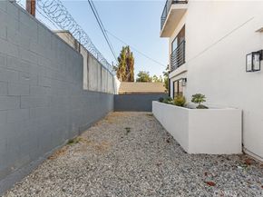 1726 Menlo Avenue, Los Angeles CA 90006