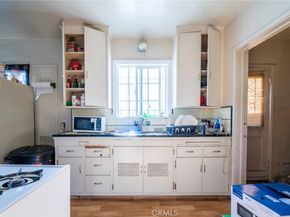 7427 S Hoover Street, Los Angeles CA 90044