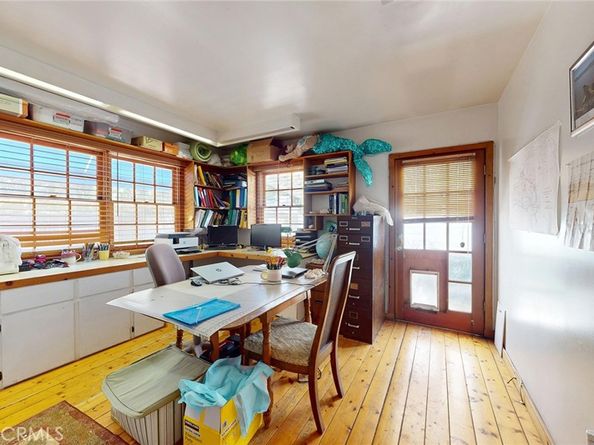 22542 Burbank Boulevard, Woodland Hills CA 91367