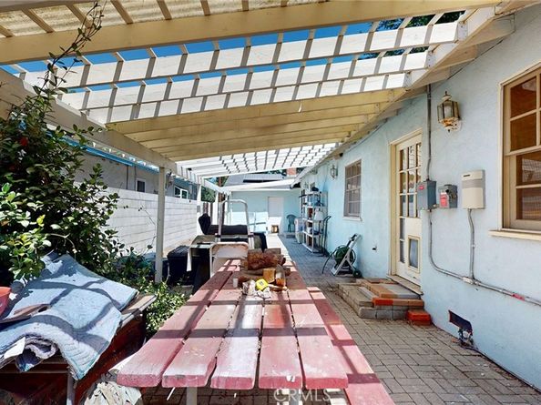 22542 Burbank Boulevard, Woodland Hills CA 91367