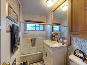 22542 Burbank Boulevard, Woodland Hills CA 91367