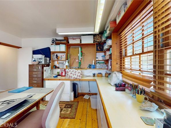 22542 Burbank Boulevard, Woodland Hills CA 91367