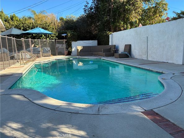 19046 Friar St, Tarzana CA 91335