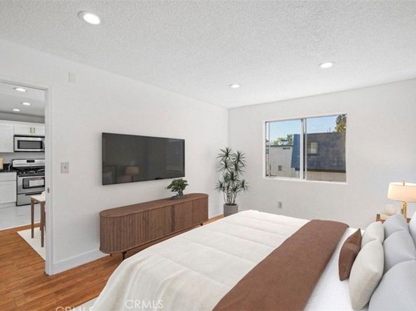 18530 Hatteras Street 333, Tarzana CA 91356