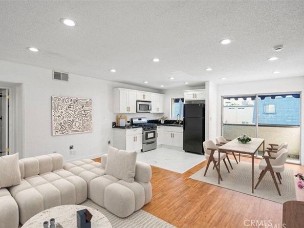 18530 Hatteras Street 333, Tarzana CA 91356