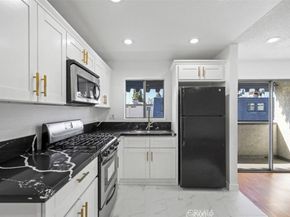 18530 Hatteras Street 333, Tarzana CA 91356