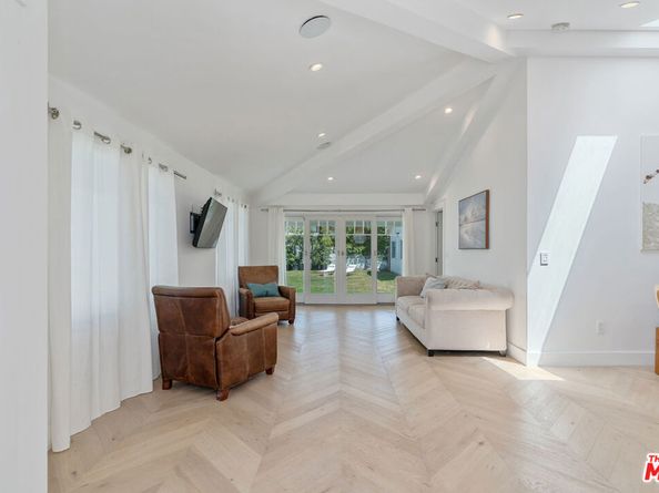 1152 S Windsor Boulevard, Los Angeles CA 90019