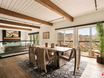 2832 Hollyridge Drive