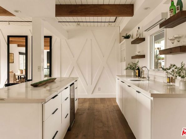 2832 Hollyridge Drive, Los Angeles CA 90068