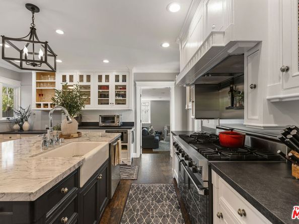2555 N Altadena Drive, Altadena CA 91001