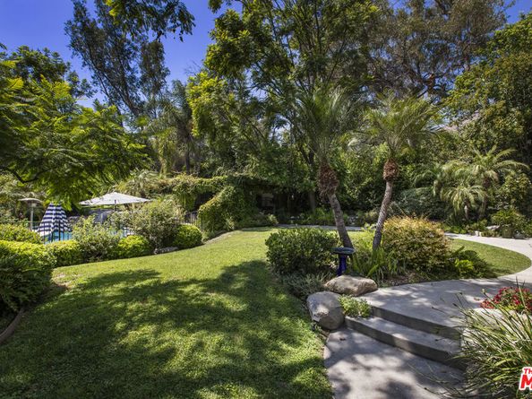 2555 N Altadena Drive, Altadena CA 91001