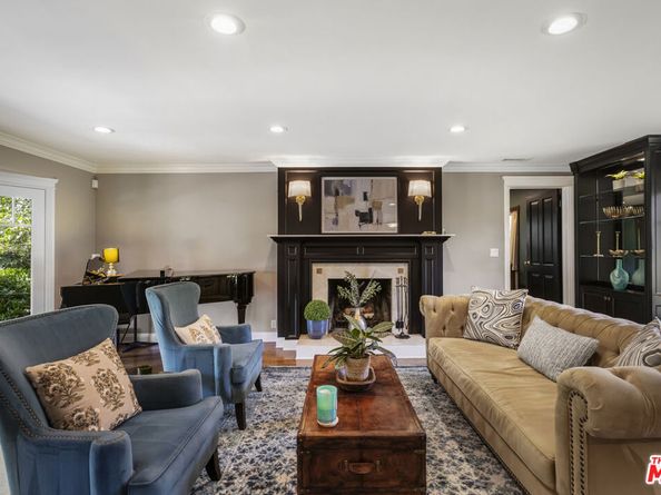 2555 N Altadena Drive, Altadena CA 91001
