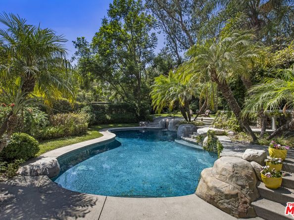 2555 N Altadena Drive, Altadena CA 91001