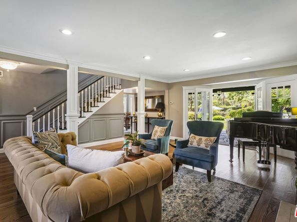 2555 N Altadena Drive, Altadena CA 91001