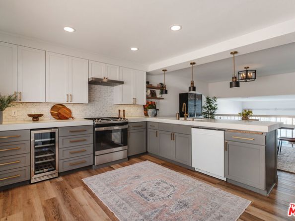 18348 Collins Street C, Tarzana CA 91356