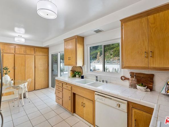 4799 Bonvue Avenue, Los Angeles CA 90027