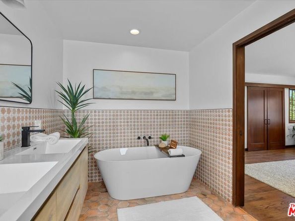 2504 Ocean Avenue, Venice CA 90291