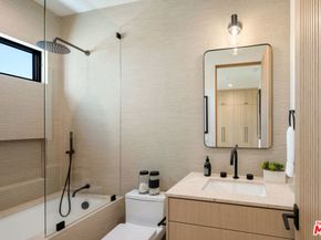 2115 Walnut Avenue, Venice CA 90291