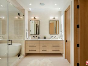 2115 Walnut Avenue, Venice CA 90291