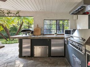 2555 N Altadena Drive, Altadena CA 91001