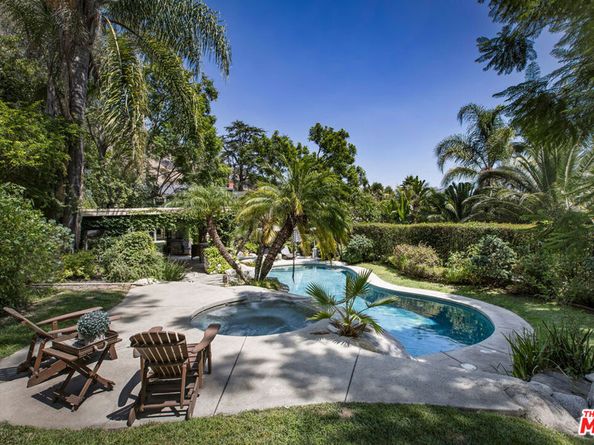 2555 N Altadena Drive, Altadena CA 91001