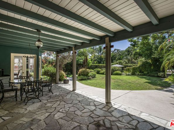 2555 N Altadena Drive, Altadena CA 91001