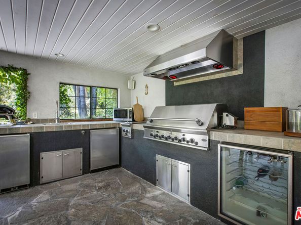 2555 N Altadena Drive, Altadena CA 91001