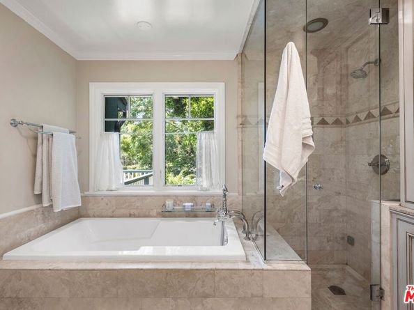 2555 N Altadena Drive, Altadena CA 91001