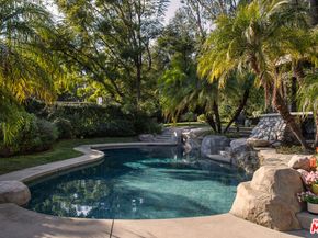 2555 N Altadena Drive, Altadena CA 91001