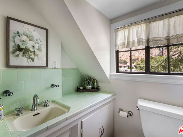 2555 N Altadena Drive, Altadena CA 91001