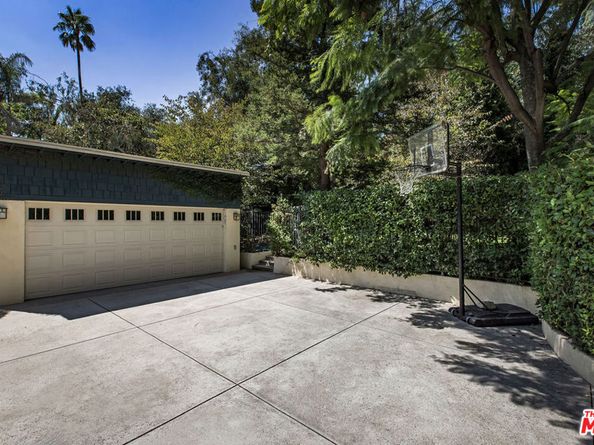2555 N Altadena Drive, Altadena CA 91001