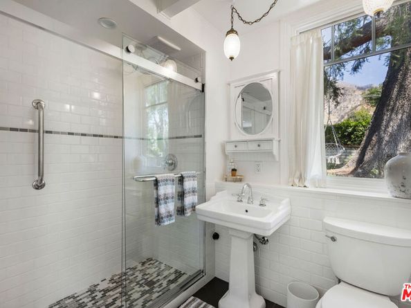 2555 N Altadena Drive, Altadena CA 91001