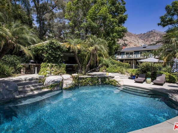 2555 N Altadena Drive, Altadena CA 91001