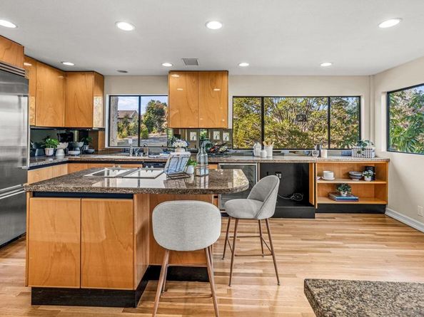 3946 La Jolla Village Dr, La Jolla CA 92037