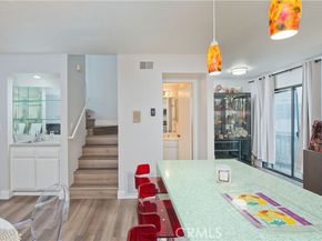 5711 Owensmouth 107, Woodland Hills (los Angeles) CA 91367