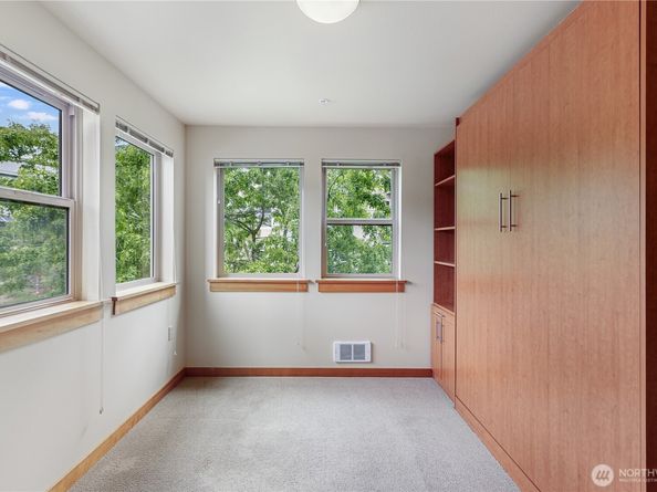 827 Hiawatha Place S 308, Seattle WA 98144