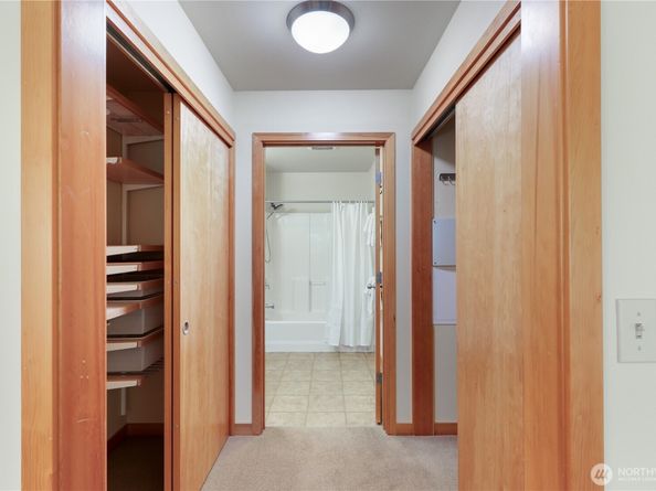 827 Hiawatha Place S 308, Seattle WA 98144