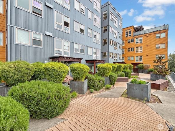 827 Hiawatha Place S 308, Seattle WA 98144