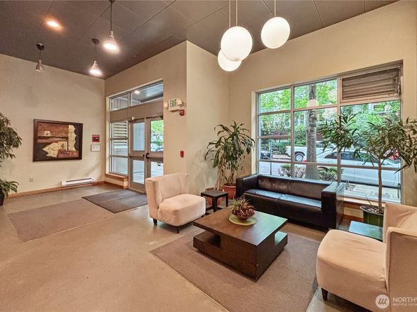 827 Hiawatha Place S 308, Seattle WA 98144