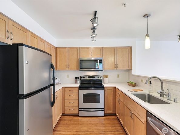 827 Hiawatha Place S 308, Seattle WA 98144