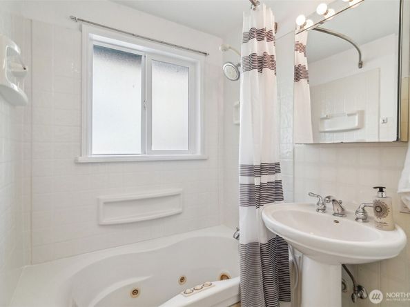 10229 35th Avenue SW, Seattle WA 98146