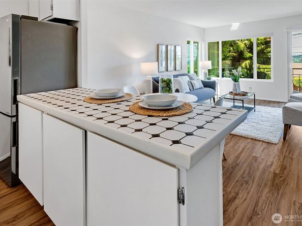 303 N 44th Street 105, Seattle WA 98103